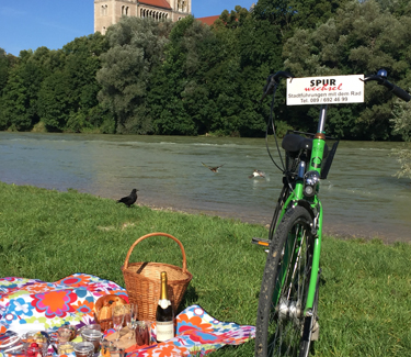 Picknicktour Mit Leihrad Und Picknickkorb Durch Munchen